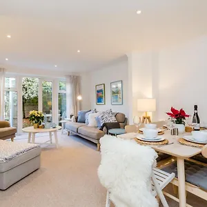 Modern Mews House With Free Parking Space, And Patio By Huluki Sussex Holiday home Brighton